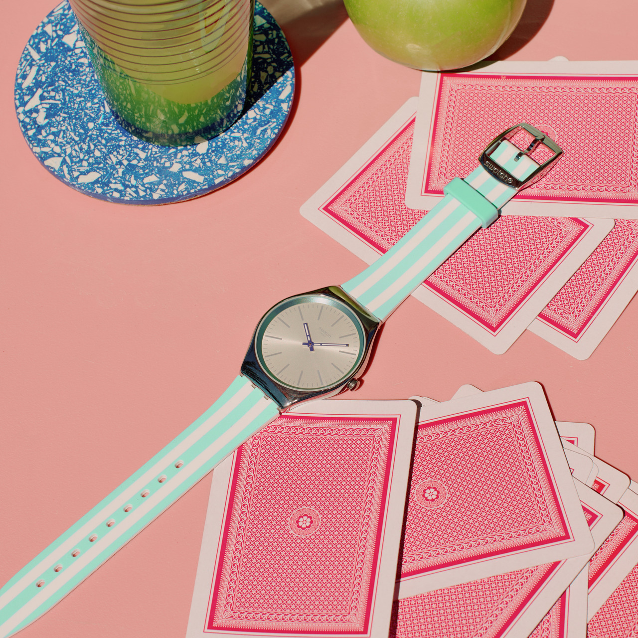 夏のはじまりを感じさせる『Swatch ESSENTIALS』コレクションの最新モデルが2025年5月1日より発売開始