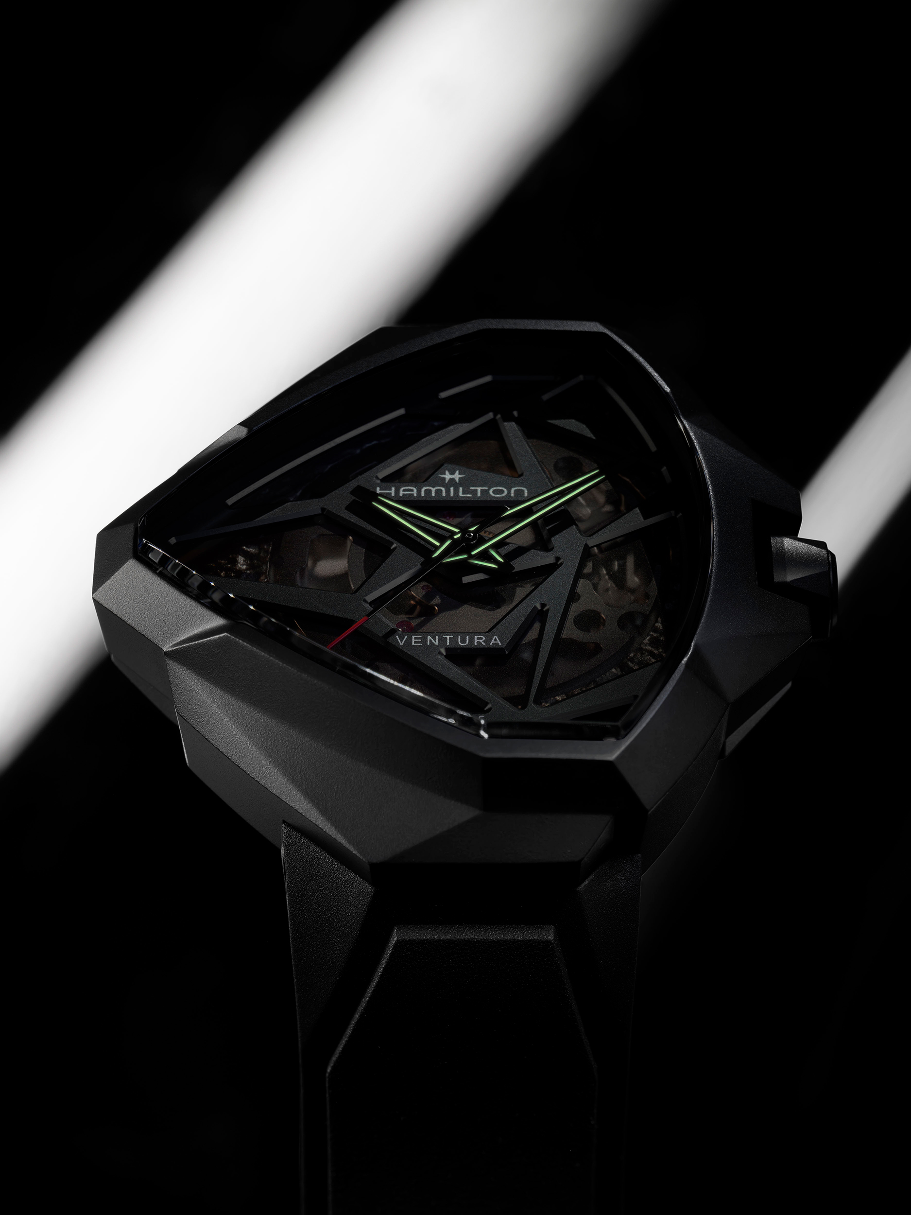 時は新たな次元へ「ベンチュラ エッジ スケルトン」を発売