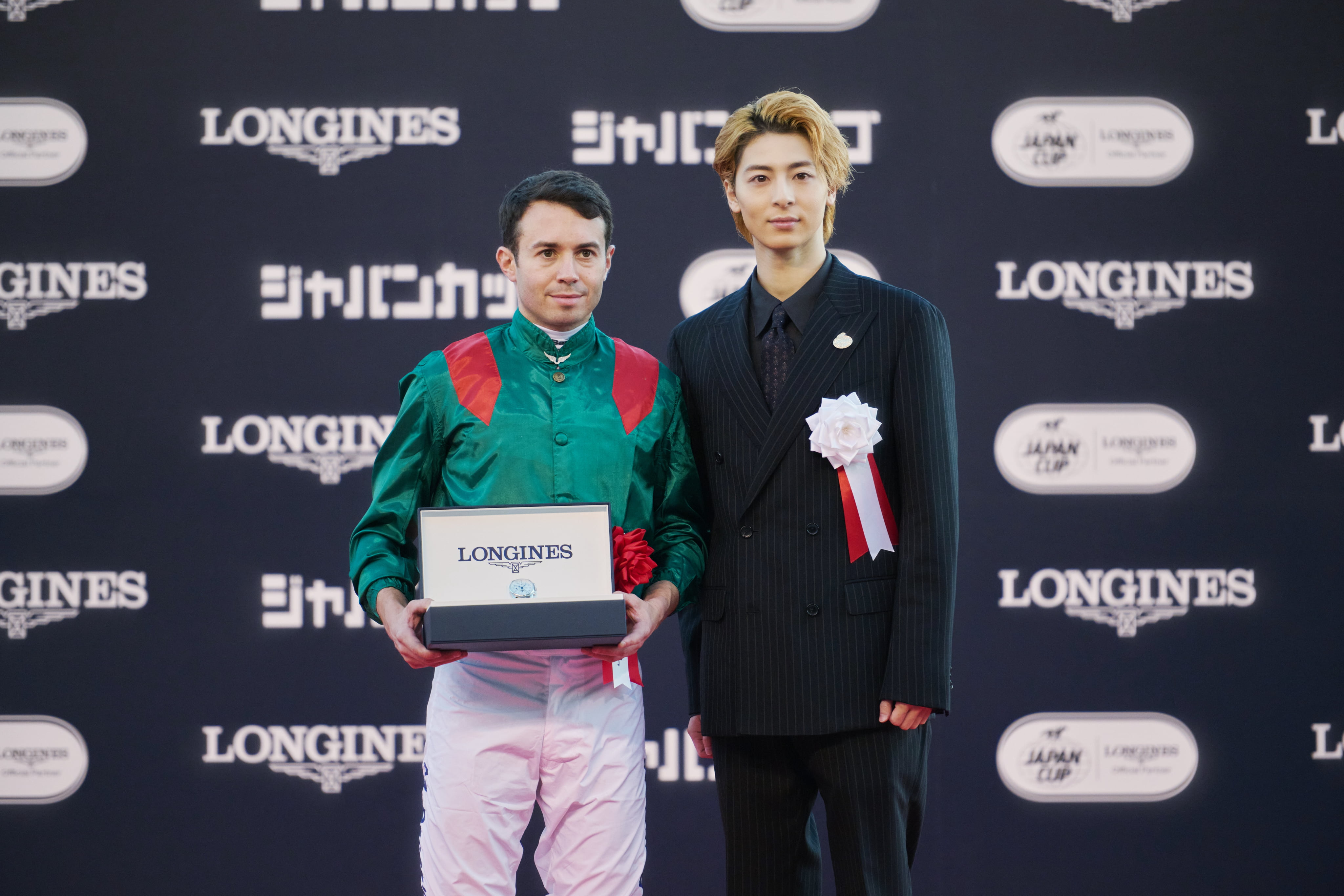 「ロンジン賞 第４５回ジャパンカップ」で「カランダガン」が優勝 ― 俳優の高杉 真宙さんが表彰式プレゼンターとして、 ミカエル・バルザローナ騎手をはじめ カランダガン関係者に「ロンジン賞」を贈呈―