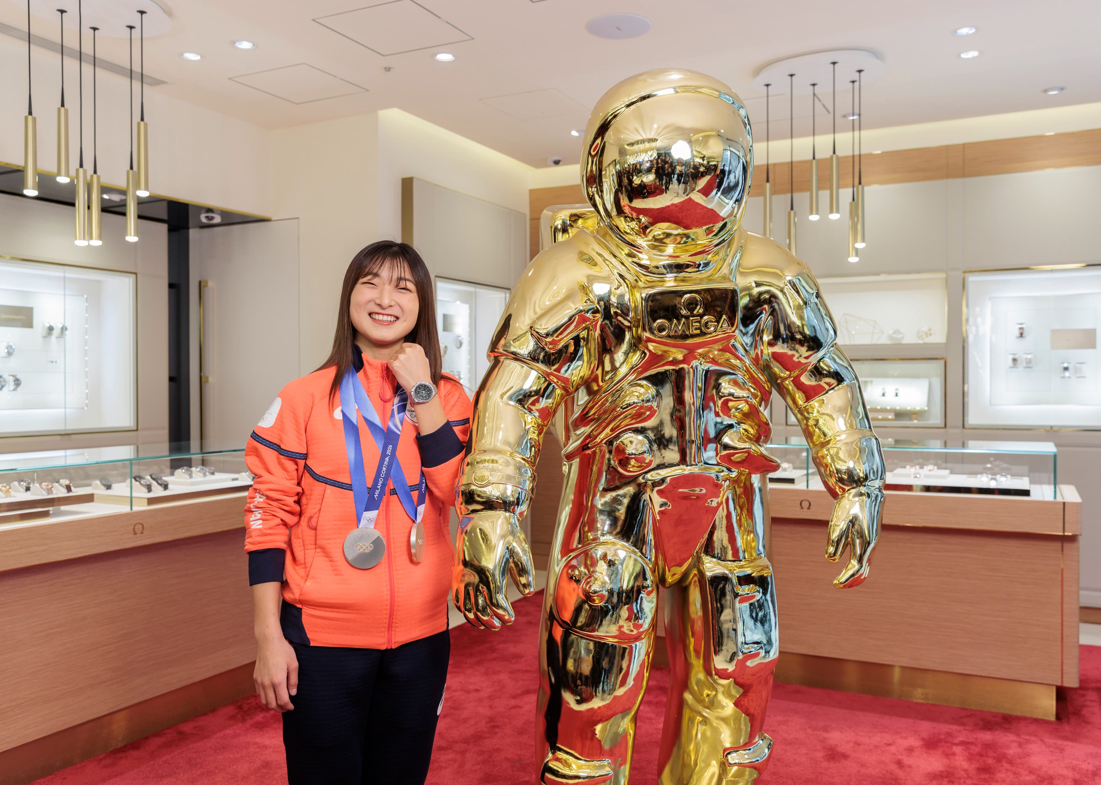 オメガ スポーツアンバサダー  坂本花織選手、 メダルとともにオメガブティック 心斎橋を訪問